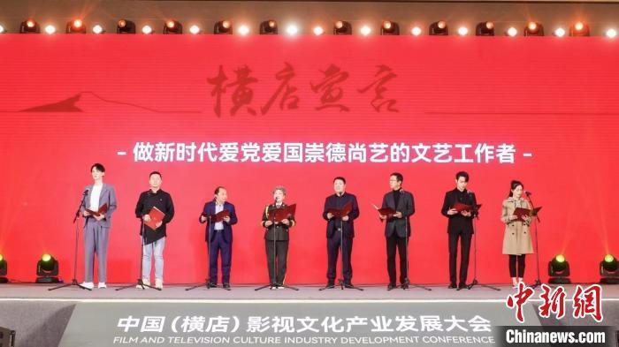 旁边韩庚一个姿势没变,王一博变换坐姿,中年男人确实稳重